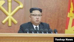 北韓領導人金正恩穿上淺灰衣服新年致辭號。