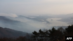 ຄວັນພັດຂຶ້ນທ້ອງຟ້າຈາກໄຟປ່າທີ່ກຳລັງເຜົາໄໝ້ ຂະນະທີ່ພວກເຈົ້າໜ້າທີ່ ສືບຕໍ່ພະຍາຍາມດັບໄຟ ຢູ່ໃນອ່າວ ໂອຟູນາໂຕະ (Ofunato Bay), ໃກ້ເມືອງ ໂອຟູນາໂຕະ, ເທດສະບານ ອິວາເຕະ, ວັນທີ ກຸມພາ 28, 2025.