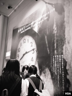 日本学生在广岛和平纪念馆内感受历史（美国之音记者萧雨拍摄）