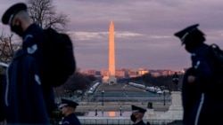 走在国会大厦西侧的美国空军仪仗队成员。(2021年1月18日)