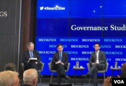 布鲁金斯学会副总裁韦斯特（左一）与中国信息通信研究院总工程师余晓晖（中）3月23日在布鲁金斯学会出席讨论会（美国之音叶林拍摄）