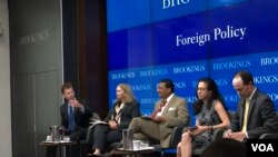 前國務院高官馬洛利·斯圖爾特Mallory Stewart（右二）與弗蘭克·羅斯（右三）2019年7月31日出席布魯金斯研究院討論會（美國之音黎堡）