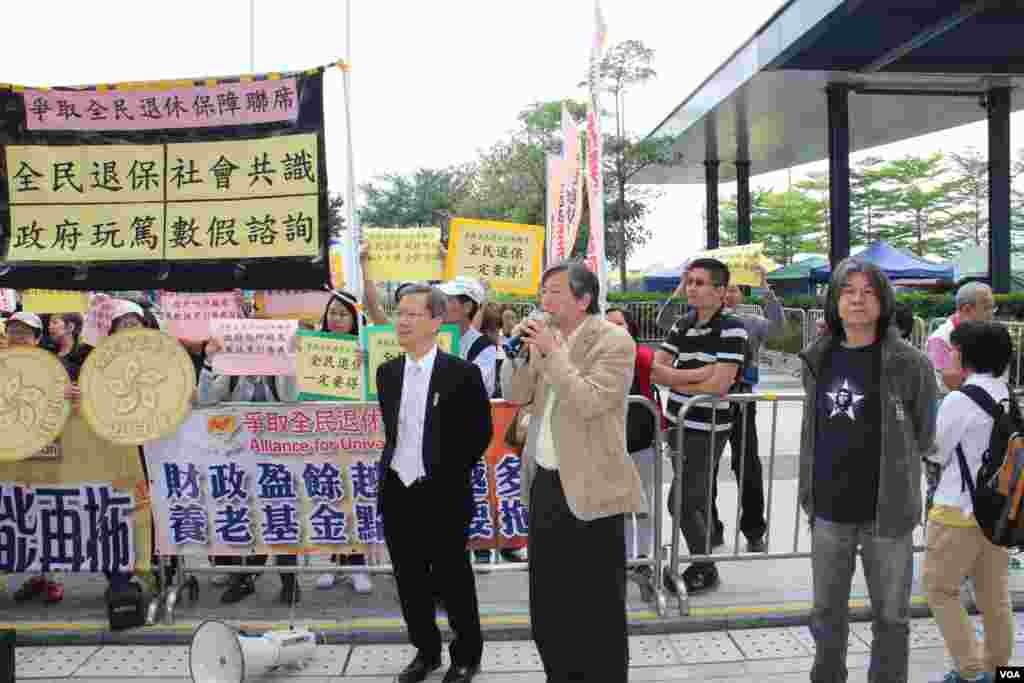 港府公布政改方案对立团体立法会外冲突 （美国之音海彦拍摄 ） 