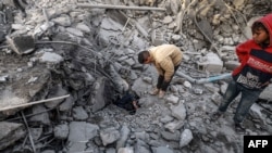 以色列轟炸加沙南部拉法後，巴勒斯坦人在一座清真寺和建築的廢墟上。（2024年1月24日）