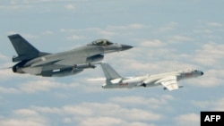 台灣F16戰機監控伴飛在台灣南部巴士海峽上空飛行的中國空軍H-6K轟炸機。(2018年5月11日)