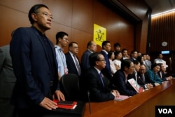 親中建制派議員集體離場後見媒體。