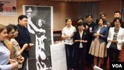 紀念六四27週年追思會後立委和來賓合影(美國之音齊勇明拍攝)