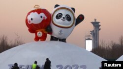 工人在北京冬奧會場館樹起冬奧會吉祥物冰墩墩和雪容融。 （2022年1月11日）