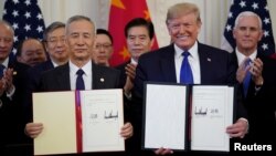 美國總統特朗普和中國國務院副總理劉鶴在白宮簽署了美中第一階段貿易協議。（2020年1月15日） 