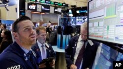 在纽约交易证券市场，工作人员正在监控股市市场（资料照）