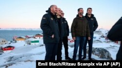 Дональд Трамп-младший (второй справа) в Нууке, 7 января 2025