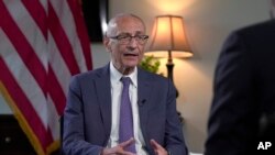 ນັກ​ກາ​ທູດ​ລະ​ດັບ​ສູງ​ດ້ານ​ດິນ​ຟ້າ​ອາ​ກາດ ທ່ານ ຈອນ ໂພ​ເດັ​ສ​ຕາ ໃຫ້​ຄຳ​ເຫັນ​ໃນ​ການ​ສຳ​ພາດ​ກັບ​ອົງ​ການ​ຂ່າວ AP ຢູ້​ຕຶກ​ຫ້ອງ​ການ​ປະ​ທາ​ນາ​ທິ​ບໍ​ດີ ໄອ​ເຊັນ​ຮາວ​ເວີ ໃນ​ບໍ​ລິ​ເວນ​ທຳ​ນຽບ​ຂາວ, ນະ​ຄອນຫຼວງ ວໍ​ຊິງ​ຕັນ, 29 ພຶດ​ສະ​ພາ 2024.(AP Photo/Serkan Gurbuz)