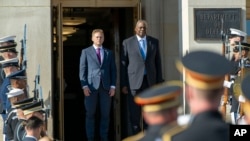 美国国防部长劳埃德·奥斯汀（Lloyd J. Austin）2023年10月18日在五角大楼欢迎英国国防大臣格兰特·沙普斯（Grant Shapps）到访。（美联社）