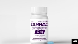 ພາບນີ້​ທີ່​ສະ​ໜອງ​ໃຫ້​ໂດຍ​ບໍ​ລິ​ສັດ​ການ​ຢາ Vertex ໃນ​ເດືອນ​ມັງ​ກອນ 2025 ສະ​ແດງ​ໃຫ້​ເຫັນ​ເມັດ​ຢາ ແລະ ກ່ອງ​ຂອງ​ຢາ​ແກ້​ປວດ JOURNAVX.