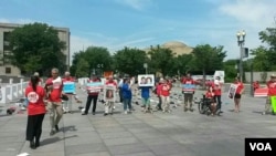 ME/CFS患者及活動人士在衛生與公眾服務部門前抗議 (美國之音喬棧拍攝)