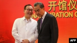 资料照片：2018年10月28日，时任菲律宾外交部长的特奥多罗·洛钦（左）在在南部棉兰那岛举行的中国驻达沃总领馆落成典礼上与中国外交部长王毅会谈。（法新社照片）
