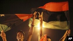 星期一利比亞反政府武裝在的黎波里綠色廣場舉行慶祝活動