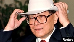 1997年11月26日時任中國國家主席江澤民在加拿大卡爾加里試戴卡爾加里市長阿爾杜爾送給他的一頂新牛仔帽