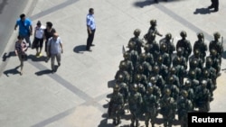 今年六月武装警察出现在乌鲁木齐的大街上（资料照片）