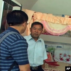 村支書石春陽(右) (何宗安攝影)