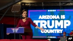 時為亞利桑那州聯邦參議員共和黨候選人的卡麗·萊克在亞利桑那州格倫代爾為時為共和黨副總統候選人的JD·萬斯參議員舉行的競選活動上講話。 (2024年7月31日)