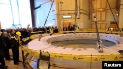 媒体和官员参观伊朗阿拉克的一个核反应堆。（2019年12月23日）