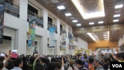 不少中国游客抢拍马英九总统（美国之音张永泰拍摄）