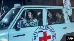 影片截圖顯示國際紅十字會的車輛據報載著哈馬斯釋放的人質穿過拉法口岸駛向埃及。（2023年11月24日）