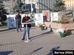 宣讀政治迫害遇難者的姓名，每份名單有5名遇難者(美國之音白樺拍攝)