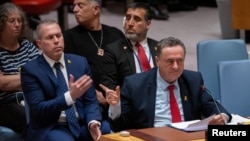 ທ່ານ ອ​ິ​ສ​ຣາ​ແອ​ລ ແຄັດ​ສ໌, ລັດ​ຖະ​ມົນ​ຕີ​ການ​ຕ່າງ​ປະ​ເທດ ປະ​ຈຳ​ອົງ​ການ​ສະ​ຫະ​ປະ​ຊາ​ຊາດ ຊີ້​ມື​ໃສ່​ສະ​ມາ​ຊິກ​ຄອບ​ຄົວ​ຂອງ​ຕົວ​ປະ​ກັນ​ທີ່​ນັ່ງ​ຟັງ​ໃນ​ລະ​ຫວ່າງກອງ​ປະ​ຊຸມ​ສະ​ພາ​ຄວາມ​ໝັ້ນ​ຄົງ ສະ​ຫະ​ປະ​ຊາ​ຊາດ, ນະ​ຄອນ ນິວຢອກ, 11 ມີ​ນາ 2024.