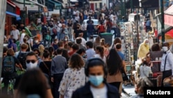 法國巴黎民眾開始執行公開場合必須佩戴口罩的新規定（2020年9月18日）