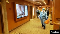 2020年2月4日一名男子身穿防護衣在鑽石公主號遊輪上走動。