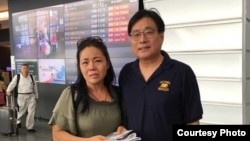 黄燕与台湾关怀中国人权联盟的理事长杨宪宏在桃园机场。（台湾关怀中国人权联盟提供）