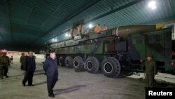 北韓領導人金正恩視察“火星-14”洲際彈道導彈。 (資料圖片）