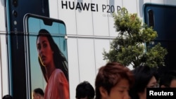 東京一家電器店外牆上的華為廣告（路透社2018年8月6日攝）