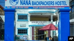 ບ້ານພັກ Nana Backpackers hostel ບ່ອນທີ່ນັກທ່ອງທ່ຽວຊາວຕ່າງປະເທດ ໄດ້ເສຍຊີວິດທີ່ສົງໄສວ່າ ຍ້ອນດື່ມເຫຼົ້າຂາວທີ່ປົນດ້ວຍສານແມັດທານອລ ຢູ່ສະຖານທີ່ແຫ່ງດັ່ງກ່າວ ໃນເມືອງວັງວຽງ, ສປປ ລາວ, ວັນທີ 22 ພະຈິກ 2024. 