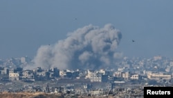 ຄວັນດຳລອຍຂຶ້ນທ້ອງຟ້າຈາກການໂຈມຕີທາງພາກພື້ນດິນແລະອາກາດຂອງກອງທັບອິສຣາແອລ ໃນເຂດກາຊາ ເມື່ອວັນທີ 1 ມັງກອນ 2025. (REUTERS/Kai Pfaffenbach)