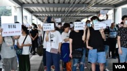 警民衝突後，6月13日陸續有示威者自發到金鐘立法會中信天橋入口附近示威，抗議警方武力對付示威者。(美國之音湯惠云)