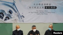 天主教香港教區候任主教周守仁（圖中）與湯漢樞機（圖左）和輔理主教夏志誠（圖右）5月18日出席記者會