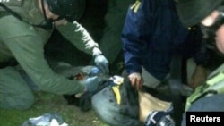 4月19日晚，波士顿马拉松爆炸案嫌疑人焦哈尔．萨纳耶夫被警方抓获后，警方人员对他进行搜查