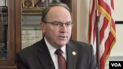 美國國會眾議院共和黨議員湯姆‧蒂法尼(Tom Tiffany)2025年2月26日在國會山莊接受美國之音專訪