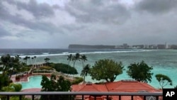 美國海岸警衛隊提供的2023年5月23日關島杜夢灣的照片。(美聯社照片)