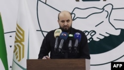 穆罕默德·巴希爾在敘利亞反政府武裝控制的伊德利卜舉行記者會。 (2024年11月28日)