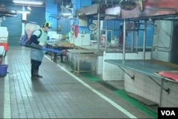 台灣衛生和防疫部門星期一開始對新北市的家禽市場進行消毒處理。(視頻截圖)