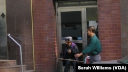 纽约曼哈顿华埠的街头艺人（美国之音威廉姆斯拍摄）