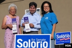 索羅里歐和華裔岳母、妻子（美國之音國符拍攝）