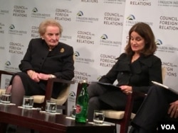 前美國務卿奧爾布賴特（左）與會議主持人易明 (美國之音記者莉雅拍攝)