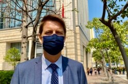 瑞典驻香港副总领事雷博恩3月2日到法庭旁听，关注国安法在香港实施的情况，他又形容47名民主派人士首日聆讯很漫长 (美国之音/汤惠芸)