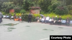 雲南訪民和退伍軍人等候面見中央巡視組。 (朱承志推特圖片)