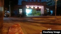 刘沙沙在看守所外打的地铺。（刘沙沙微博图片）